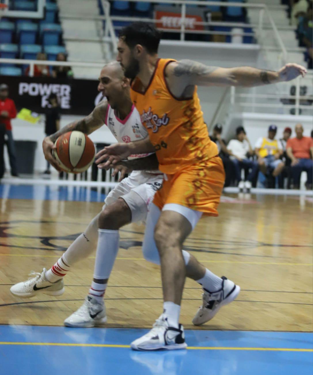 $!Venados Basketball liga triunfos en inicio de serie en el puerto