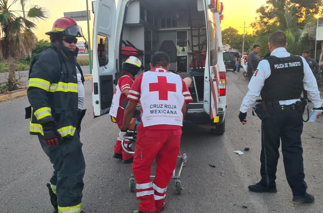 $!Tren embiste a camioneta en crucero de La Cruz, Elota; hay una lesionada