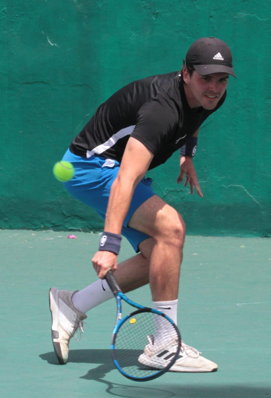 $!Mariano Hinojos sigue incontenible en el Torneo de Tenis Nancy Grimes de Semana Santa