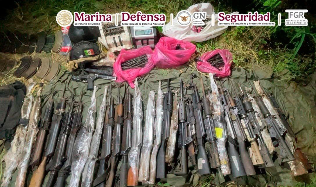 $!Detienen a 8 y aseguran 33 armas largas, vehículos y explosivos en Sinaloa
