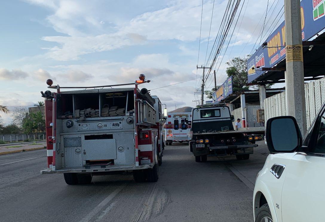 $!Incendio de grúa moviliza a bomberos en Mazatlán