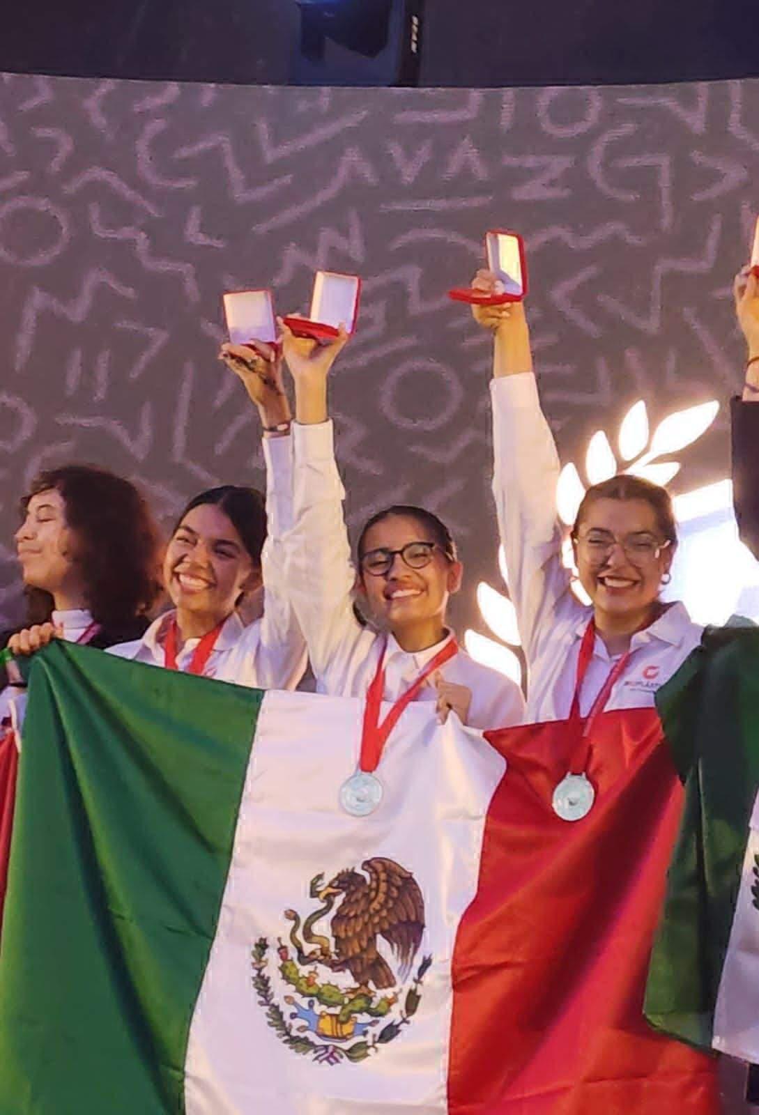 $!¡Orgullo porteño! Alumnas de Prepa Vasconcelos ganan oro en Túnez