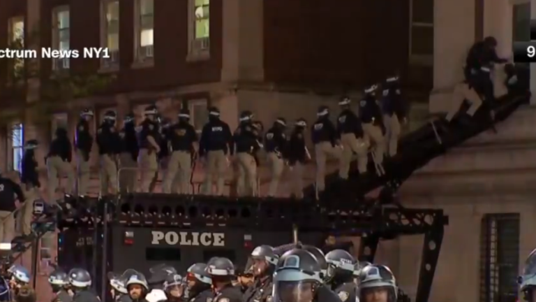 Policía de Nueva York detiene a decenas de manifestantes de la Universidad de Columbia