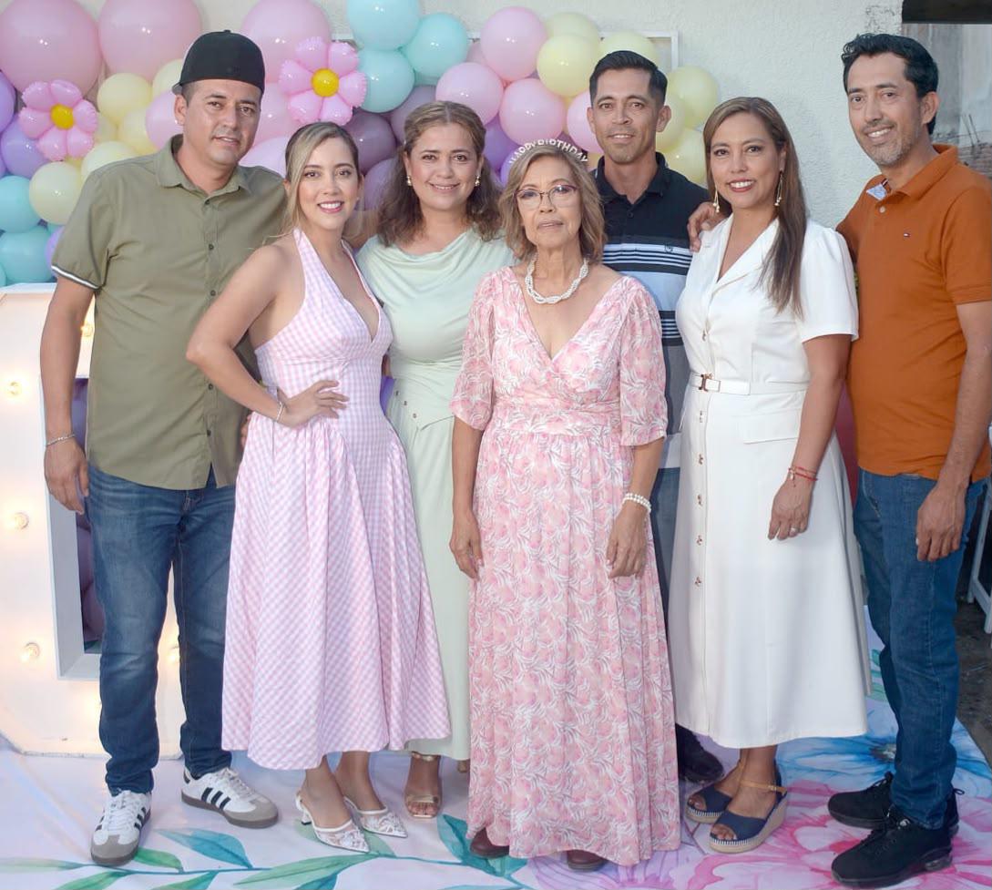 $!María Esther entre sus hijos, José, Mirna, Karina, Jesús, Norma y Juan Parente Meza.