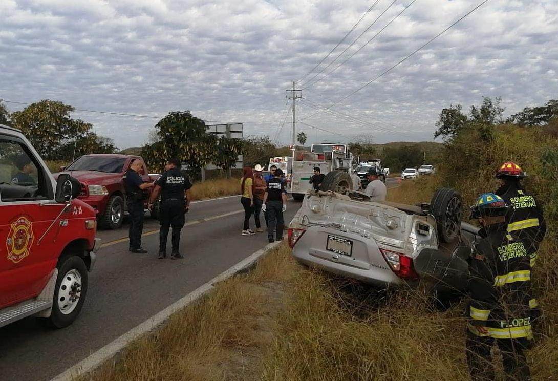 $!Carambola en la Libre Mazatlán-Culiacán deja un auto volcado al norte de Mazatlán