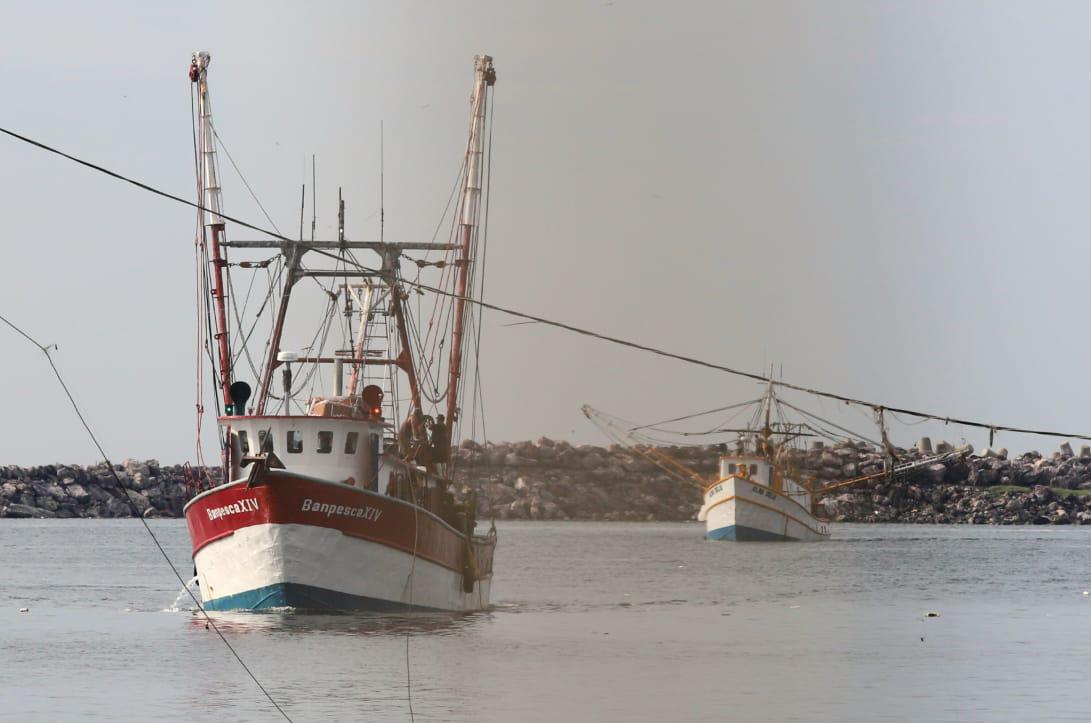 $!Barcos camaroneros se resguardan en el puerto de Mazatlán por ‘Priscilla’