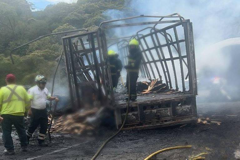 Supercarretera Durango-Mazatlán lleva 11 horas cerrada a la circulación tras choque e incendio de 2 tráileres