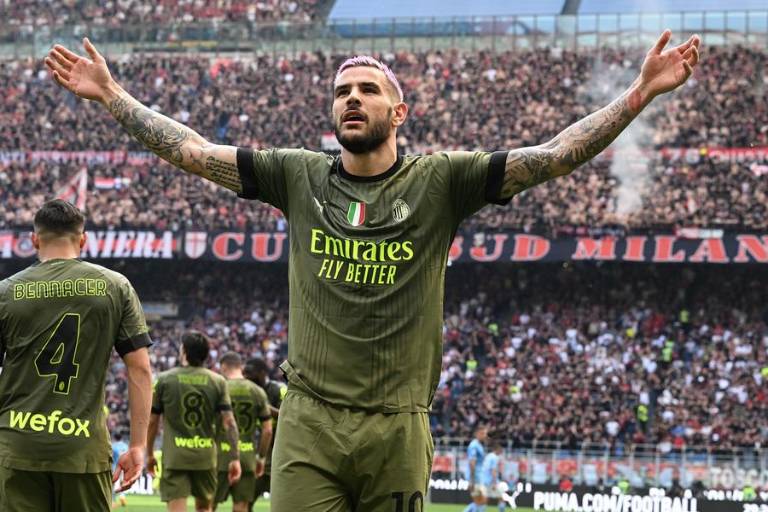 Milán vence a la Lazio y sueña con puestos de Champions