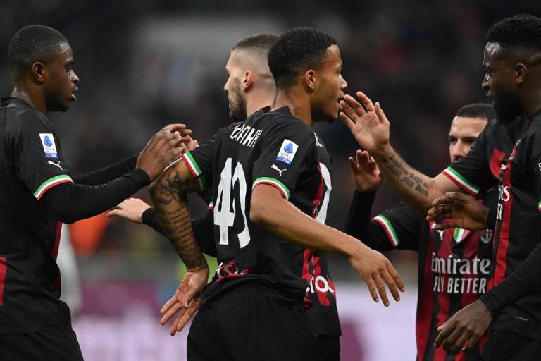 Milán saca el triunfo sobre la hora y se mantiene a la zaga del Napoli