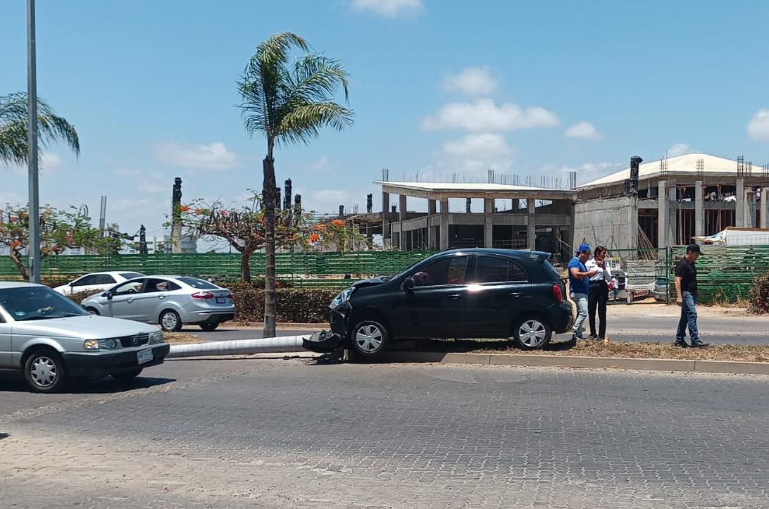 $!Automóvil choca y derriba palmera en La Marina Mazatlán