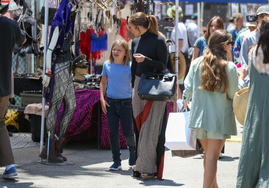 $!Compran JLo y Ben Affleck ‘gangas’ en un mercado de pulgas