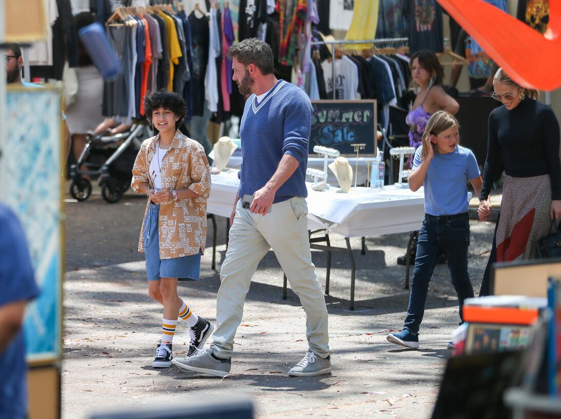 $!Compran JLo y Ben Affleck ‘gangas’ en un mercado de pulgas