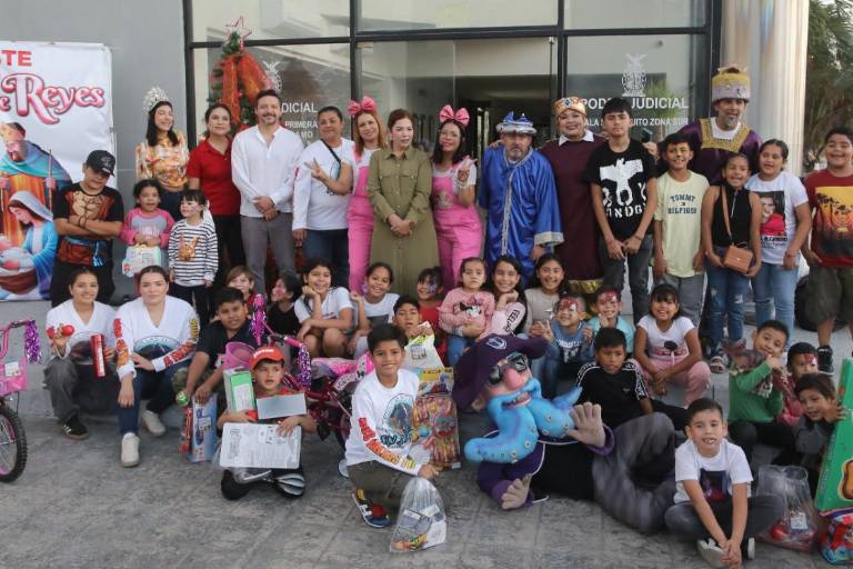 Viven niñas y niños mágica entrega de regalos de los Reyes Magos