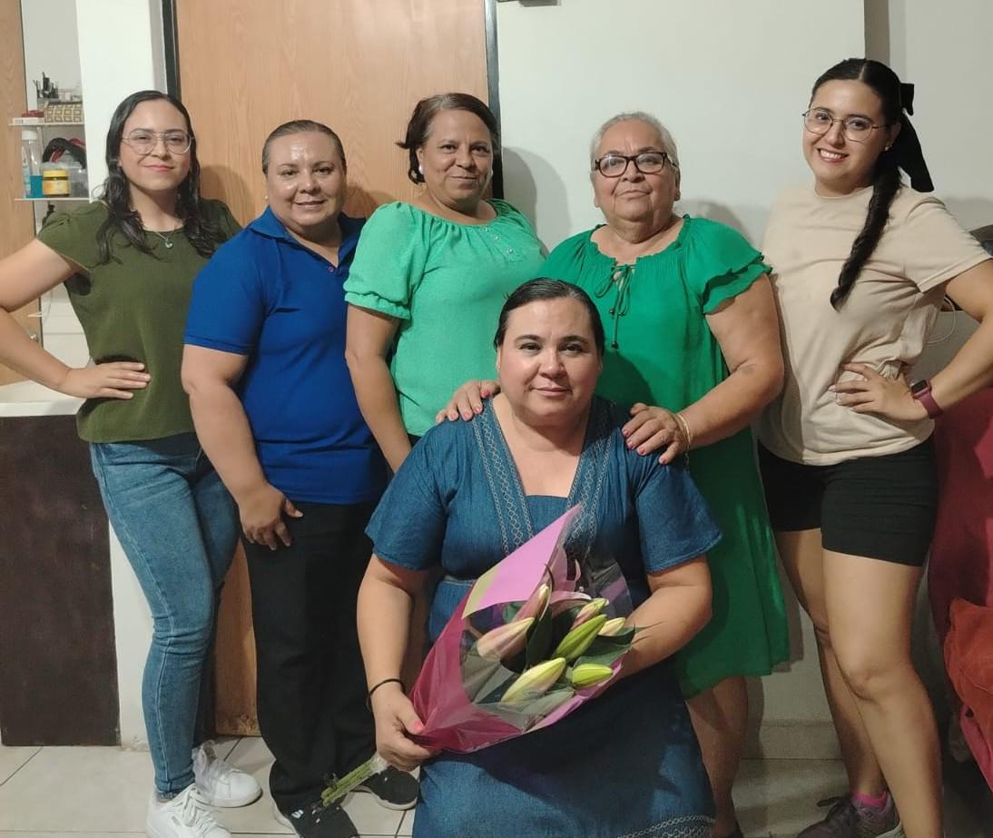 $!La festejada con sus hermanas Amayrany, María Lourdes, Juanita Aguilar, su mamá María Juana López Parra y su sobrina Laura Ontiveros.