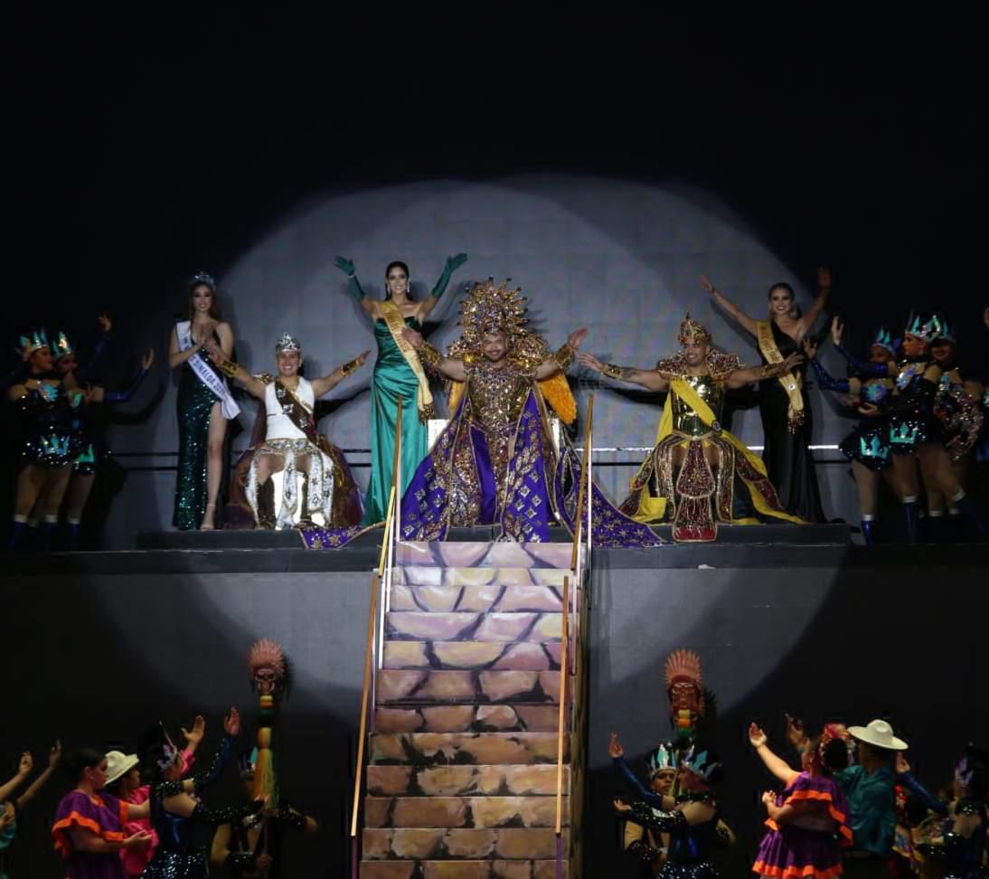 $!Obed Ibarra recibió sus atributos reales como el nuevo Rey del Carnaval 2022.