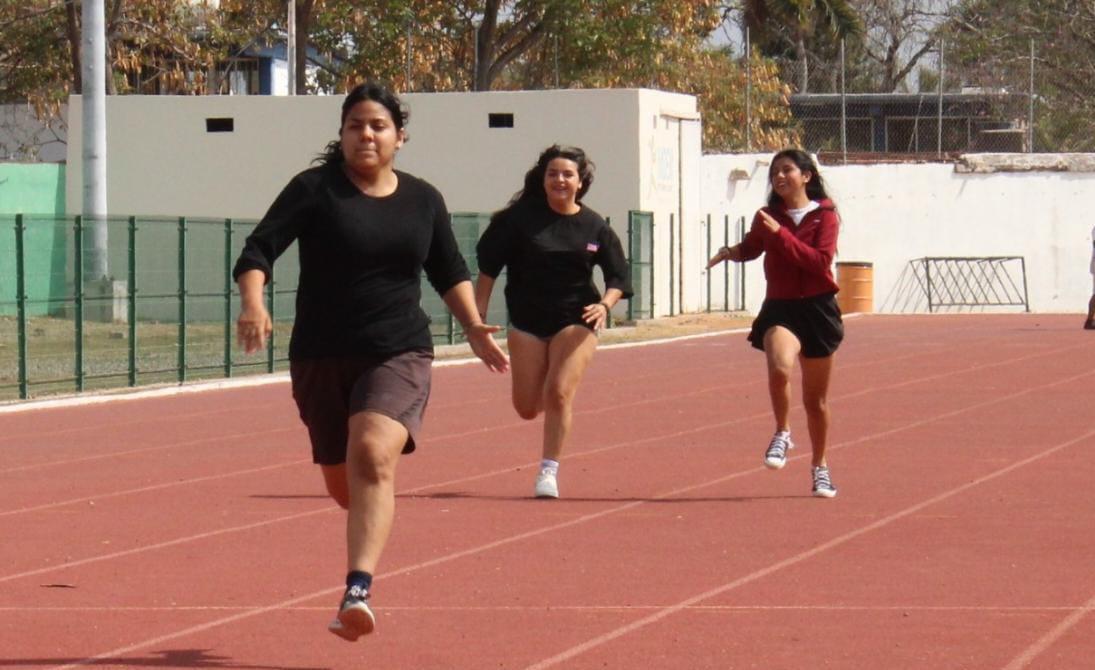 $!Vuelan bachilleres en la pista de la Unidad Benito Juárez