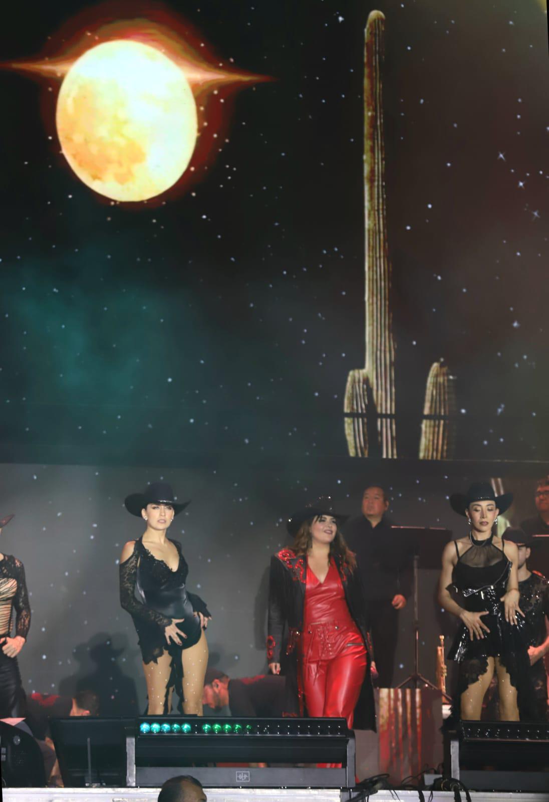 $!Yuridia hace cantar a los mazatlecos en la coronación de Anahí I