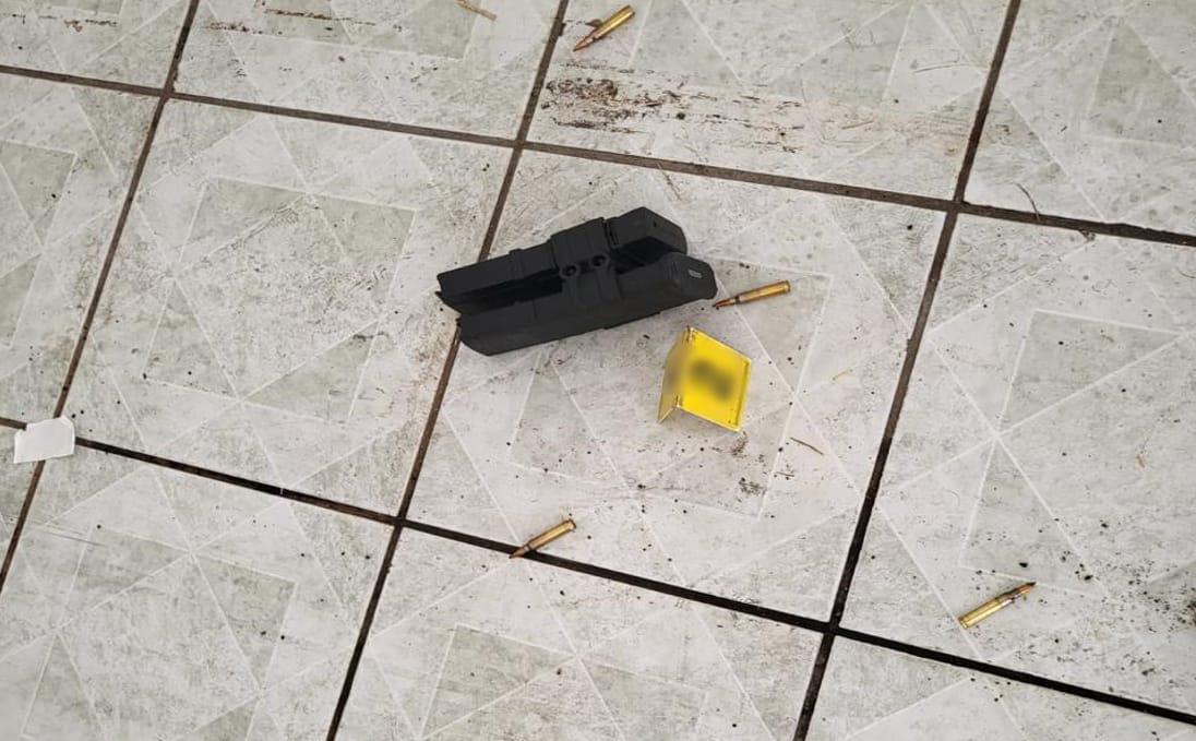 $!Catean una casa en Santa Fe y aseguran armas y equipo táctico, en Culiacán