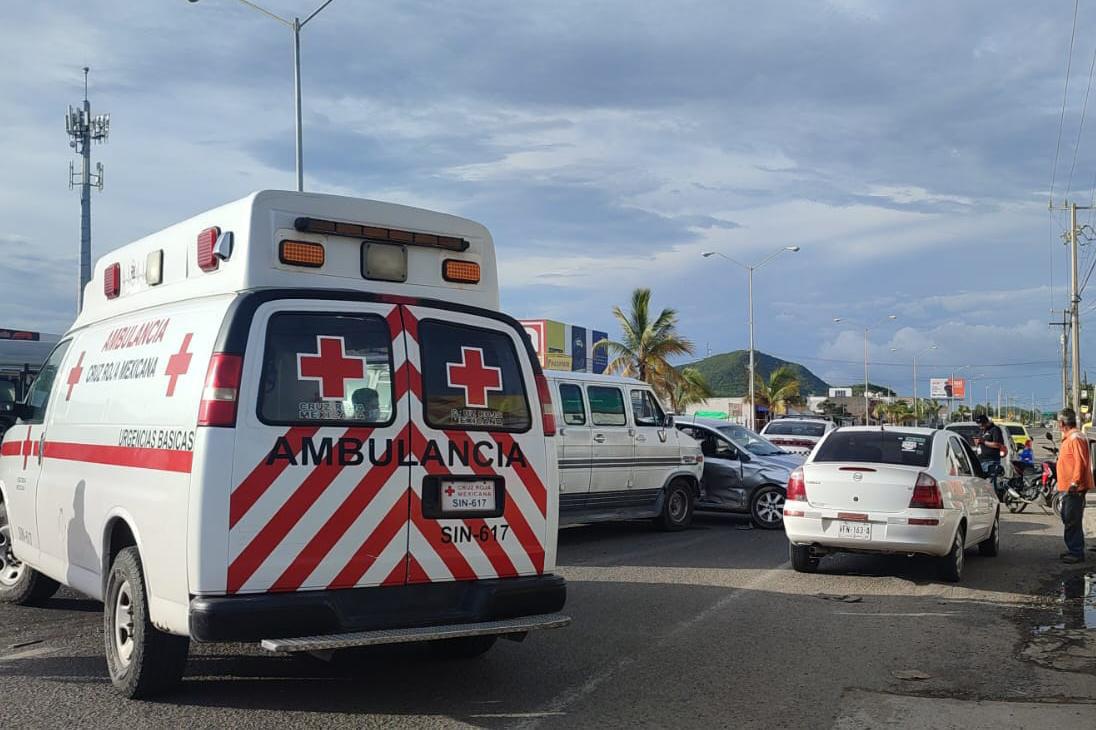 $!Chocan tres vehículos a la salida norte de Mazatlán