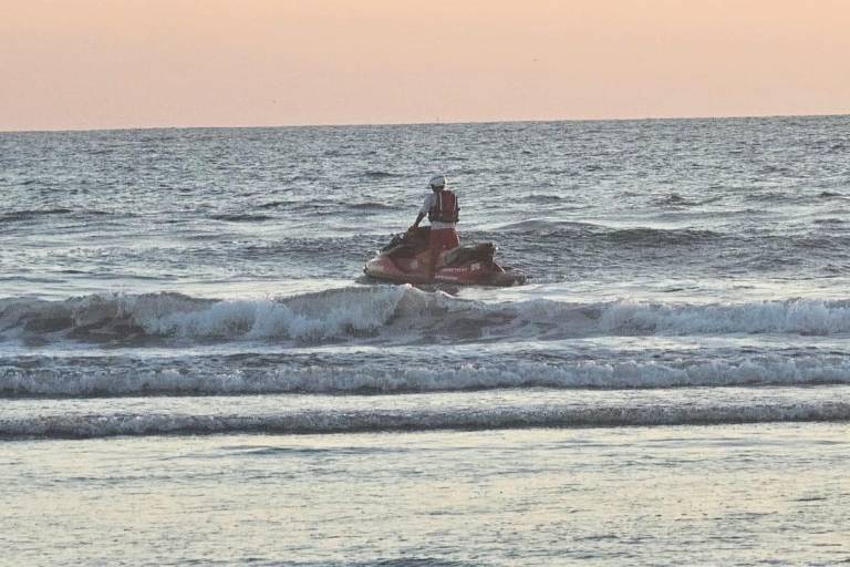 Desaparecen dos personas y rescatan a una en el mar, a 8 kilómetros de la Isla de la Piedra