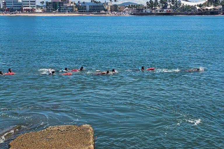 Rescatan a cuatro personas tras ser jaladas más de 200 metros mar adentro, frente a Playa Norte en Mazatlán