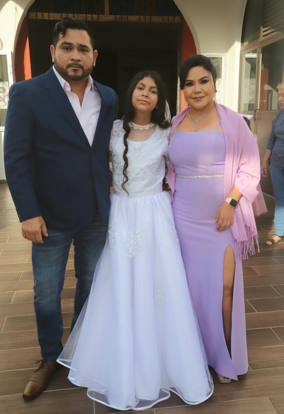 $!La pequeña entre sus padres, Luis Alejandro Córdova Sánchez y Norma Ivon Peralta Ramos.