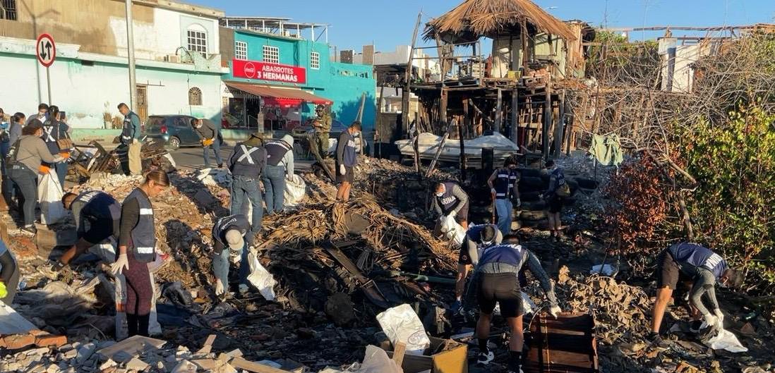 $!Marina participa en la Campaña Nacional de Limpieza de Playas y Costas en Mazatlán