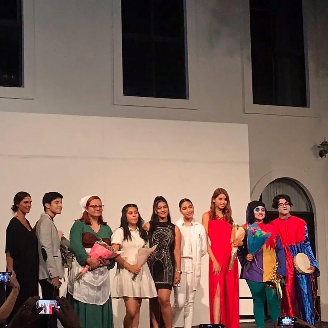 $!Los artistas recibieron el aplausos de los asistentes.