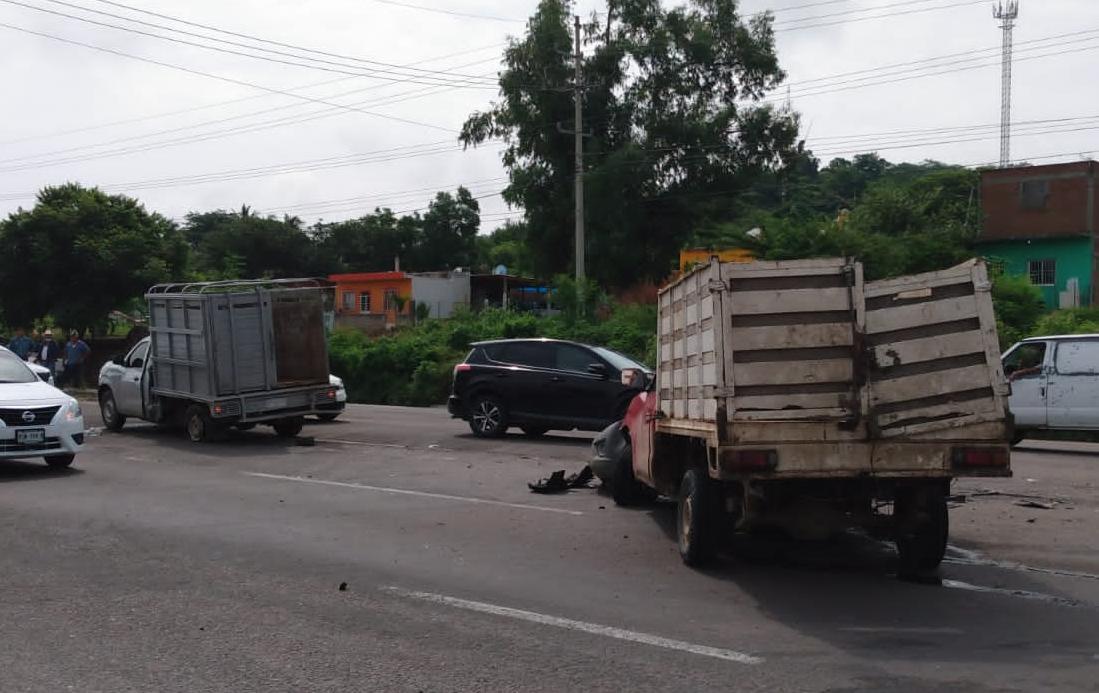 $!Chocan dos camionetas en el entronque de La Urraca, al sur de Mazatlán