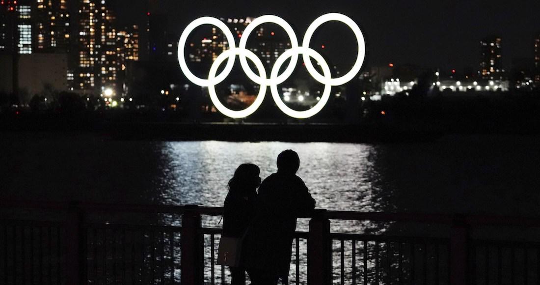 $!Una pareja frente al despliegue de los anillos olímpicos en el distrito de Odaiba en Tokio.
