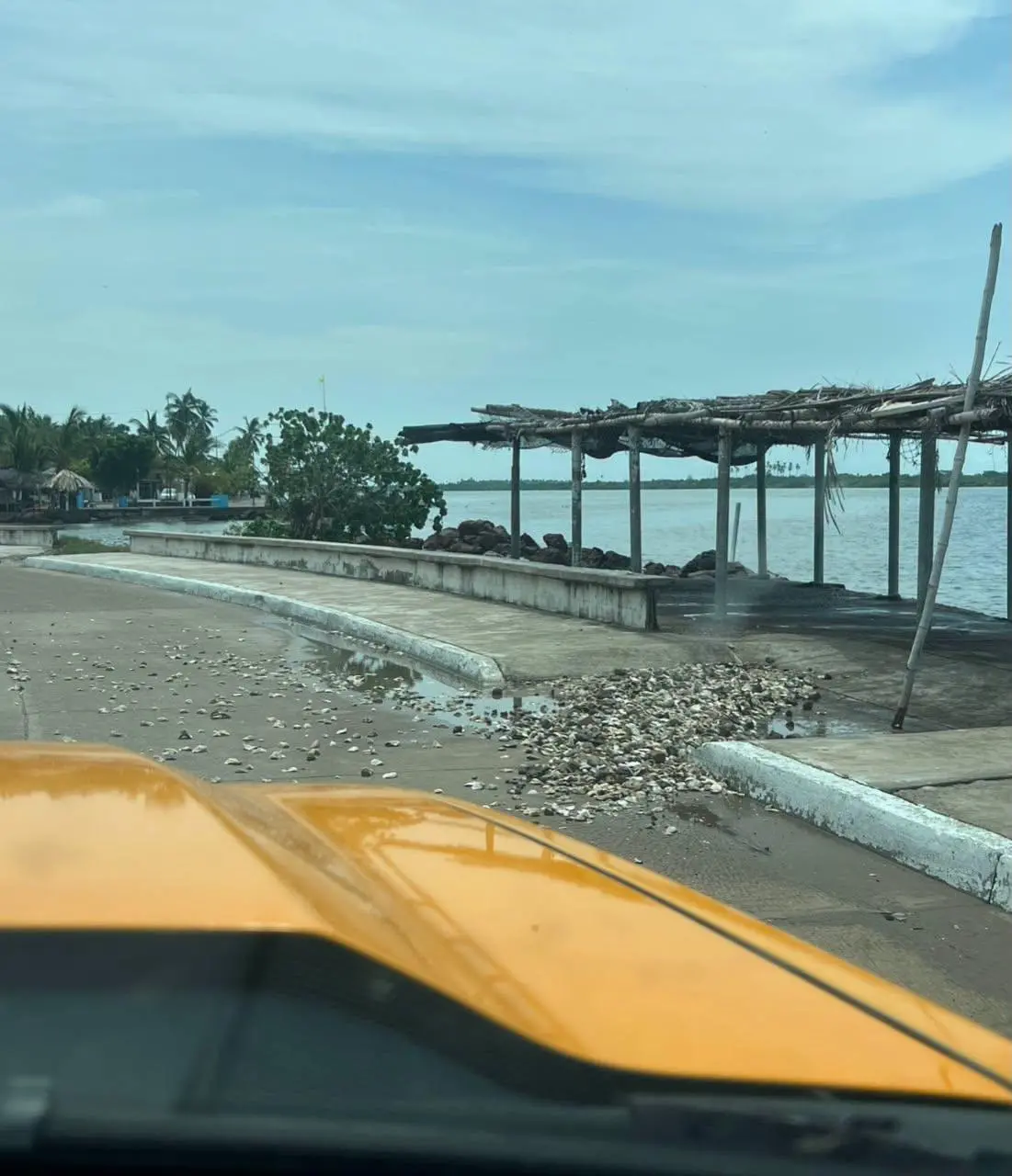 $!Se desborda el mar y entra a las calles de Teacapán, en Escuinapa