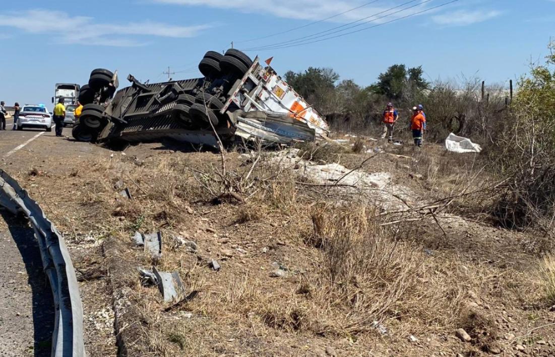 $!Vuelca tráiler cargado de azúcar tras choque en la autopista Mazatlán-Culiacán; se desata rapiña