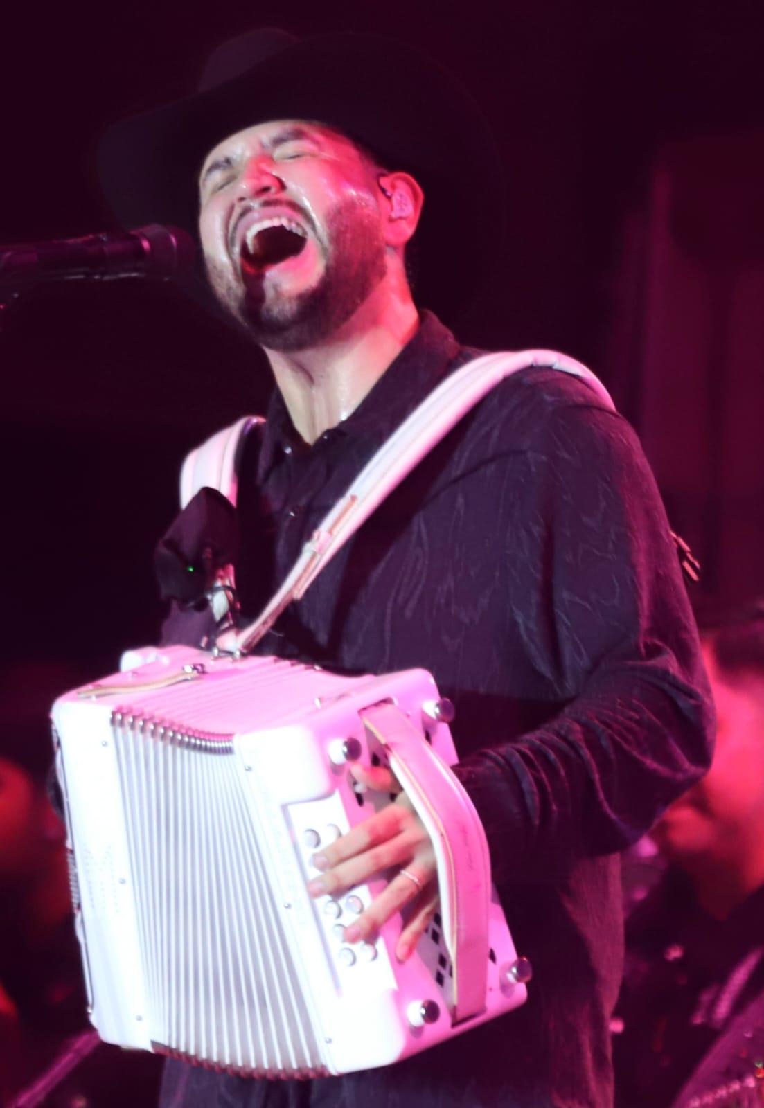 $!Con el acordeón marcando el ritmo.