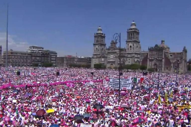 Miles se congregan en el Zócalo contra el ‘Plan B’ electoral de AMLO