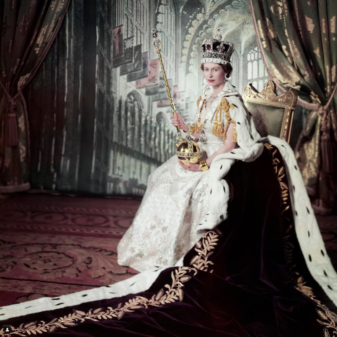 $!La corona usada por la Reina Isabel II está decorada con 2 mil 800 diamantes.