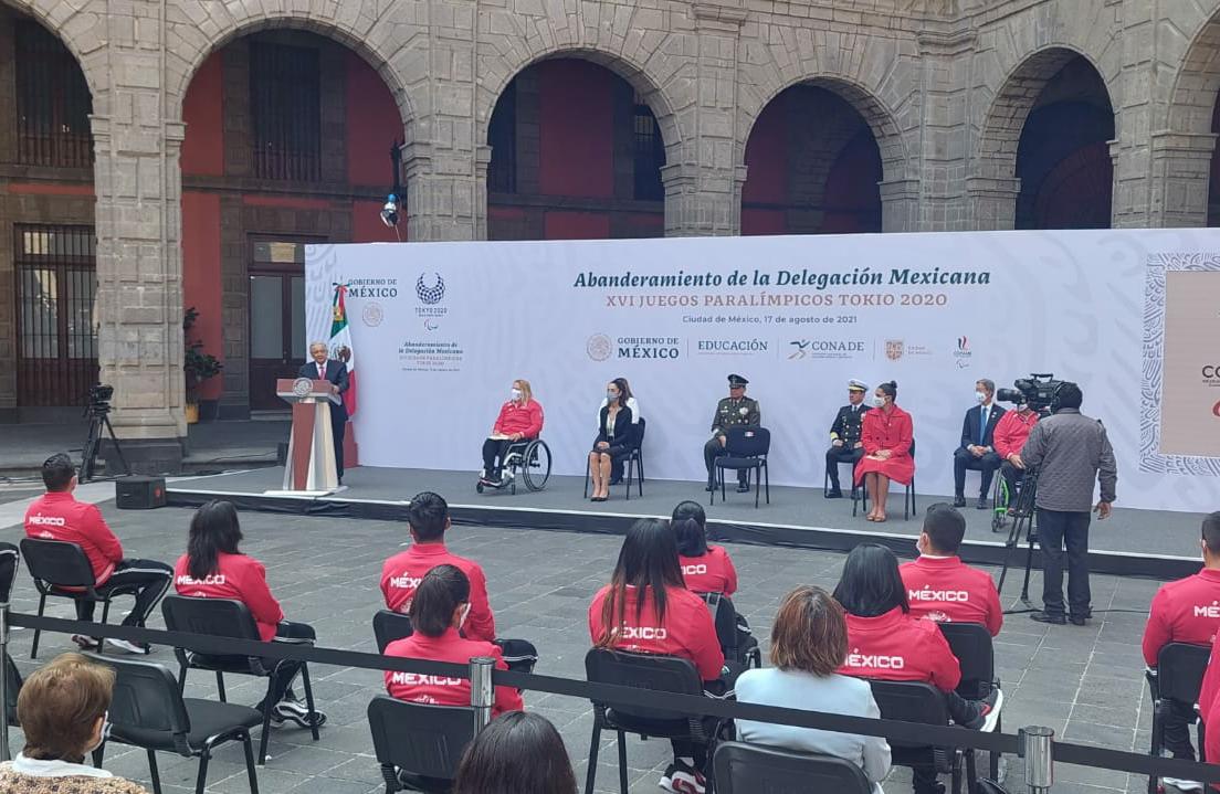 $!Mazatleca Rosa María Guerrero da mensaje durante abanderamiento de delegación paralímpica mexicana