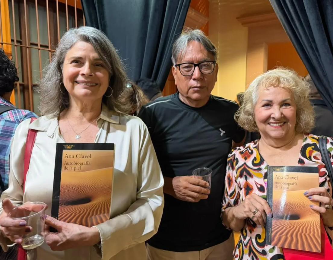 $!La escritora en la presentación del libro de Ana Clavel, junto a Manuel Rochín y Melly Peraza.