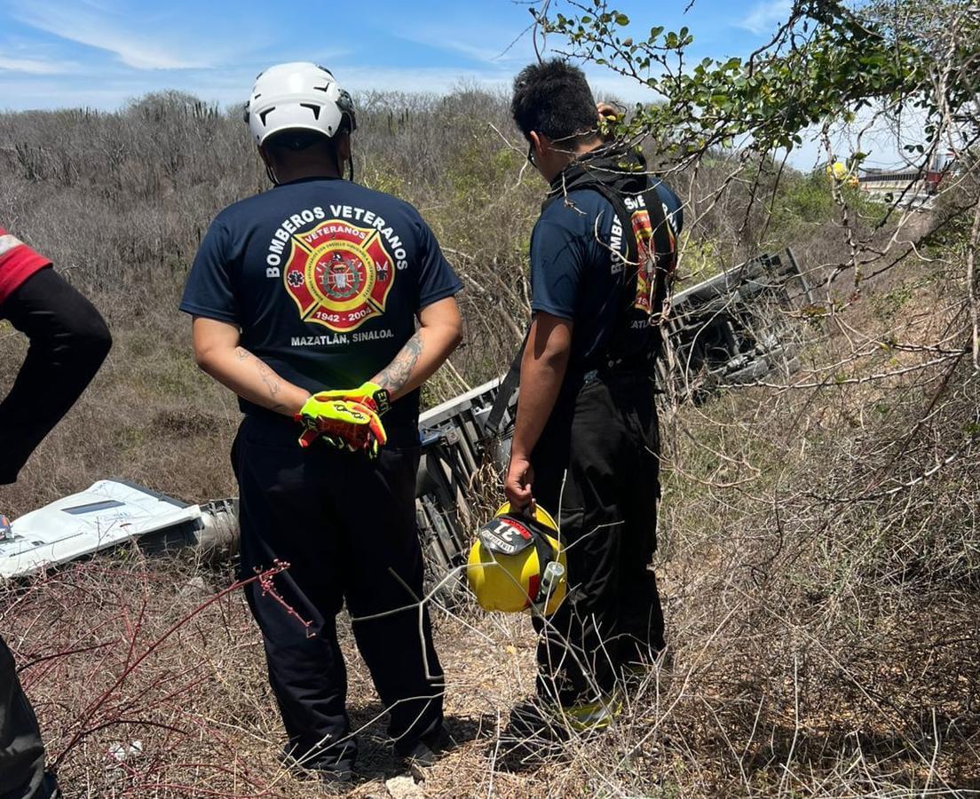 $!Tráiler cargado con pollos vuelca en la Autopista Mazatlán-Culiacán