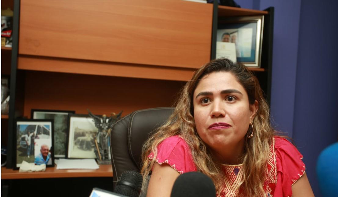 $!Llama a erradicar la violencia hacia las mujeres y aprovecha para impulsar a su padre