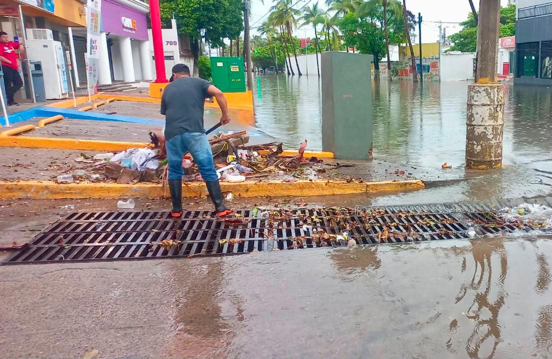 $!Mantienen limpieza de rejillas y ductos pluviales tras las fuertes lluvias