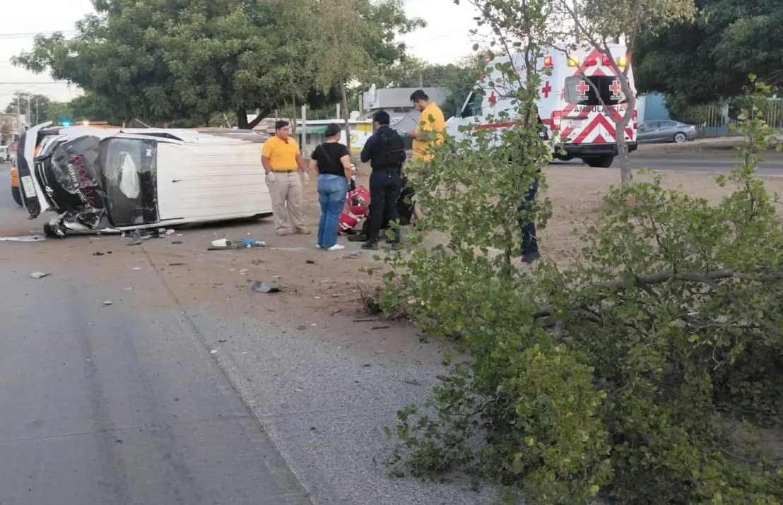 $!Aparatosa volcadura en Mazatlán deja dos jóvenes heridos; presumen estado etílico