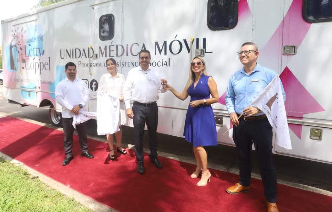 $!Sofia Estrada Delgado hace entrega de las llaves a las autoridades de salud estatal que encabeza Cuitláhuac González.