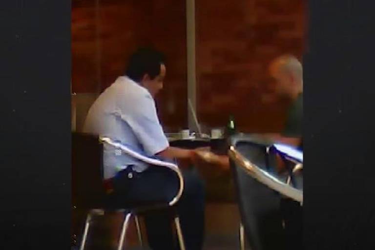 Exhiben a José Antonio Aguilar Castillejos recibiendo dinero en sobre amarillo