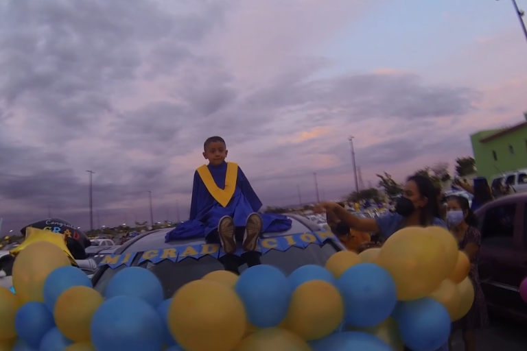 Culminan etapa estudiantil en formato autocinema