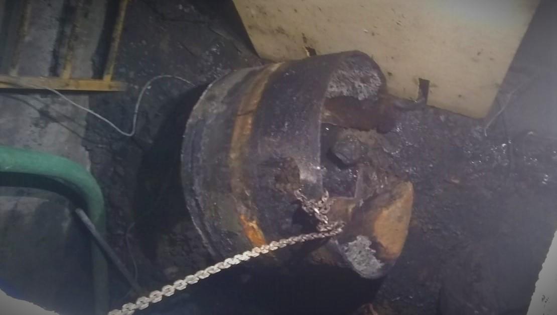 $!Tubería que lleva el drenaje a planta El Crestón presenta fisura; en algunas zonas hay escurrimientos