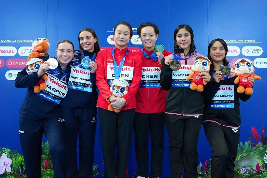 $!Clavadistas Lía y Mía Cueva debutan con bronce en Mundial de Deportes Acuáticos Singapur 2025