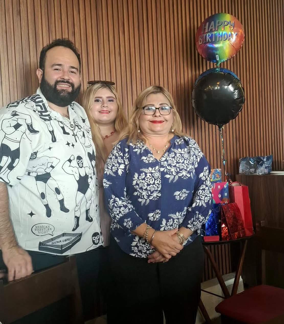 $!El cumpleañero junto a su hermana Jocelyn y su mamá Olímpica Gutiérrez.