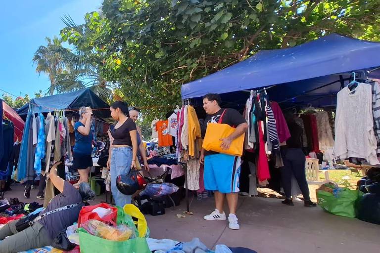 Desde muy temprano, el tradicional mercadito lució abarrotado de personas que recorrieron los coloridos pasillos en busca del obsequio perfecto.