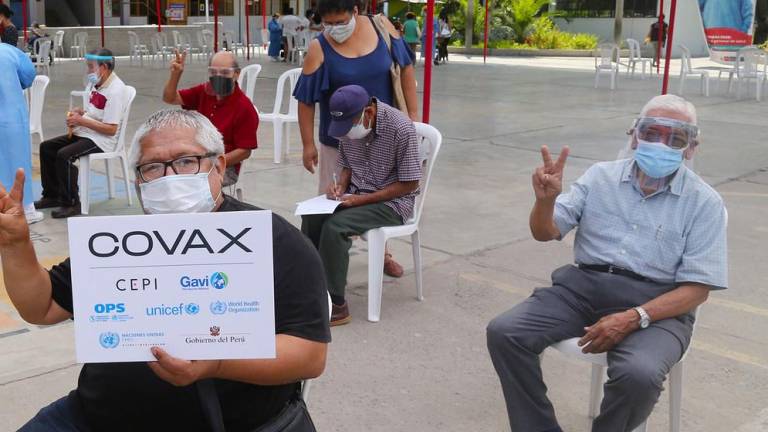 Personas de edad avanzada esperando recibir la vacuna contra el Covid-19 en un centro de vacunación en Lima, Perú.