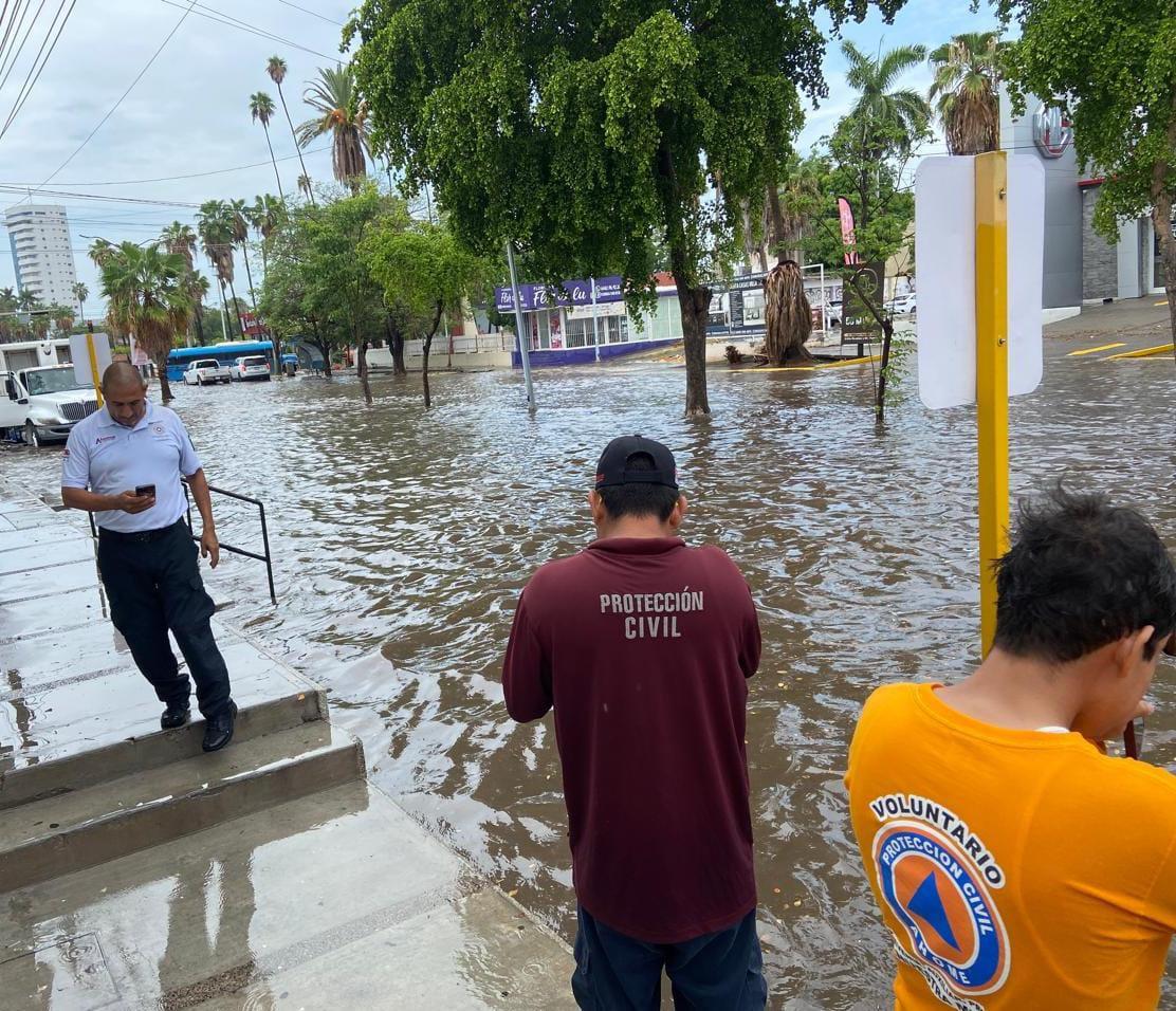 $!Lluvias dejan vialidades anegadas y una estructura colapsada en el Centro de Los Mochis